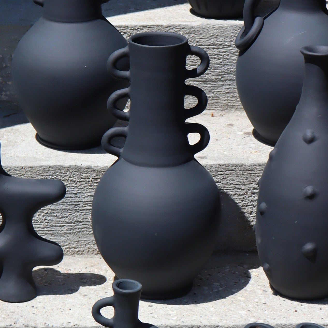 The Triana vase - matt black