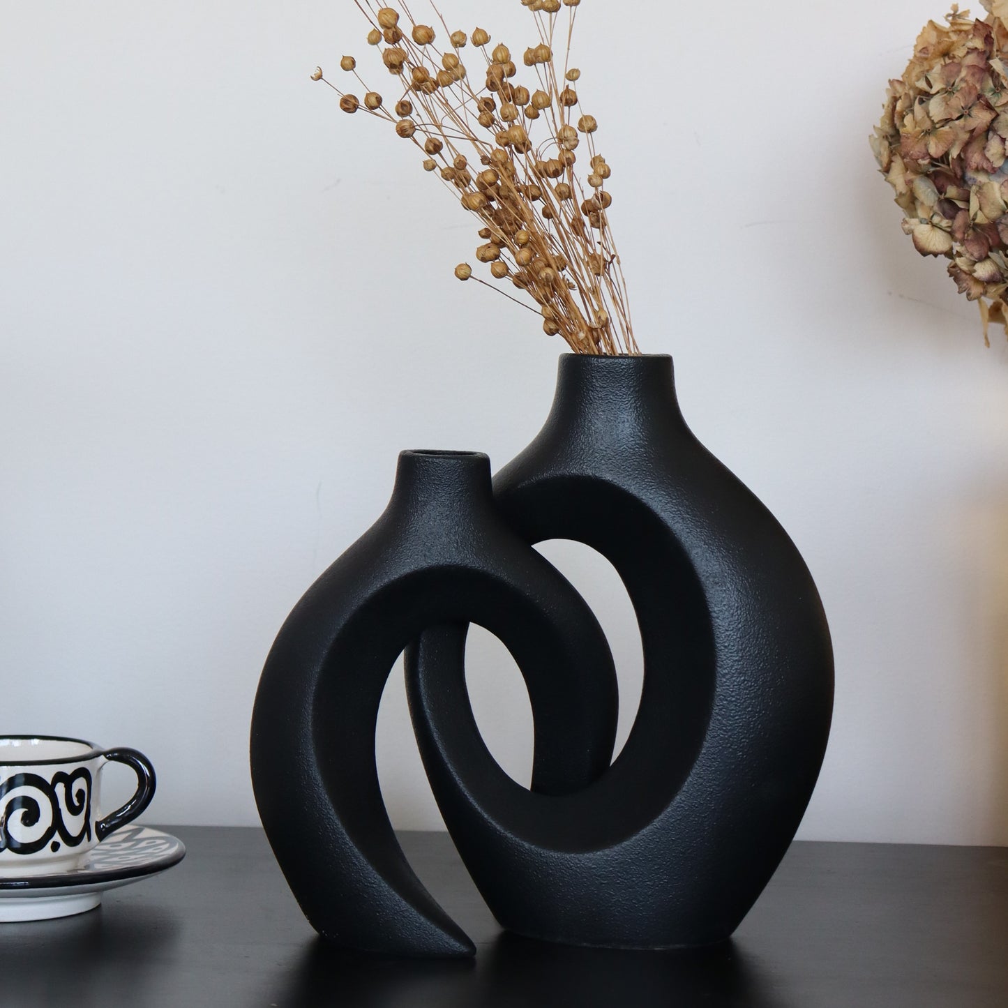 The small duo of entwined vases - black