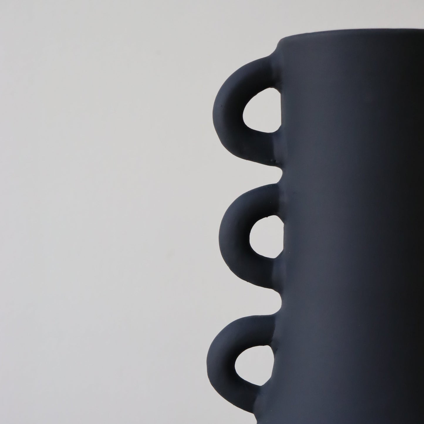 The Triana vase - matt black