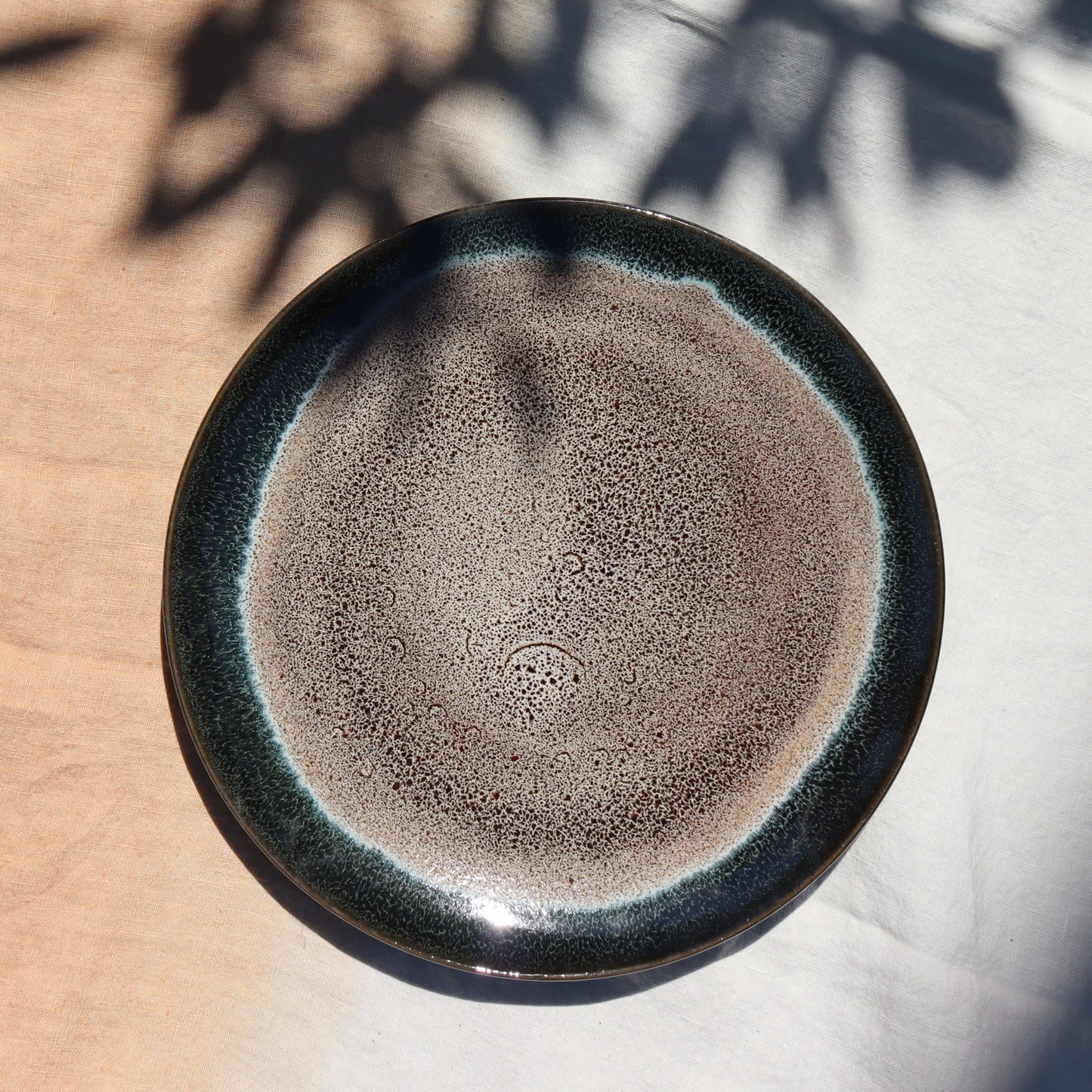 Set of 6 large flat plates in porcelain sandstone - reactive green - Ø27cm