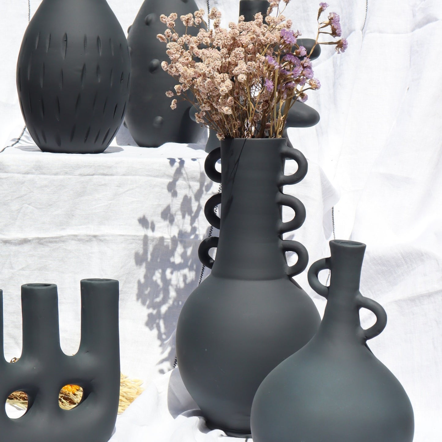 The Triana vase - matt black