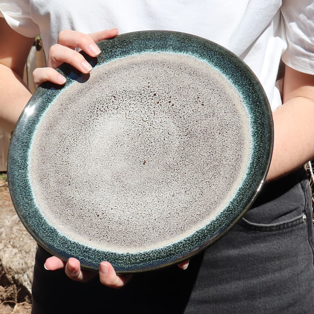 Set of 6 large flat plates in porcelain sandstone - reactive green - Ø27cm