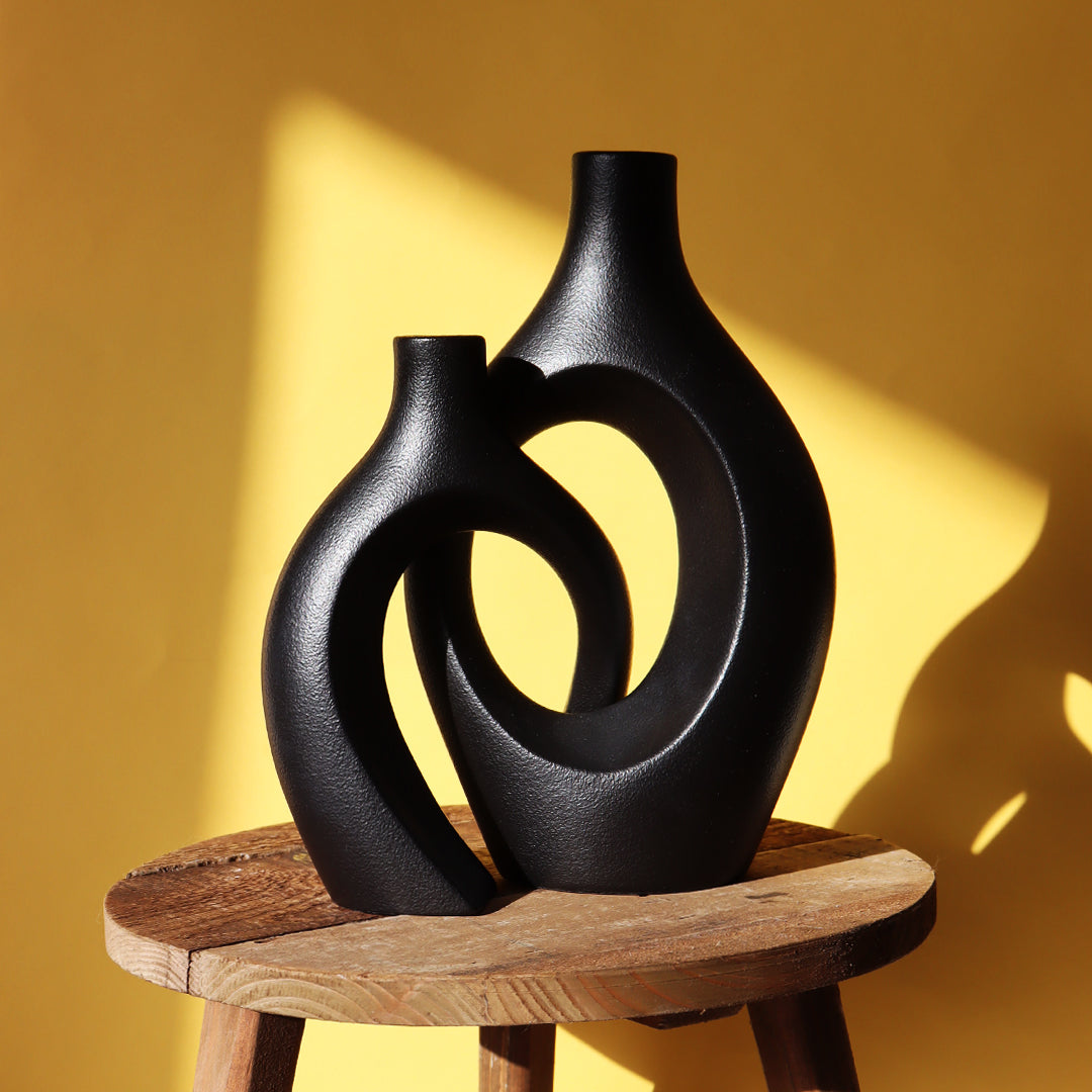 The duo of entwined vases - black