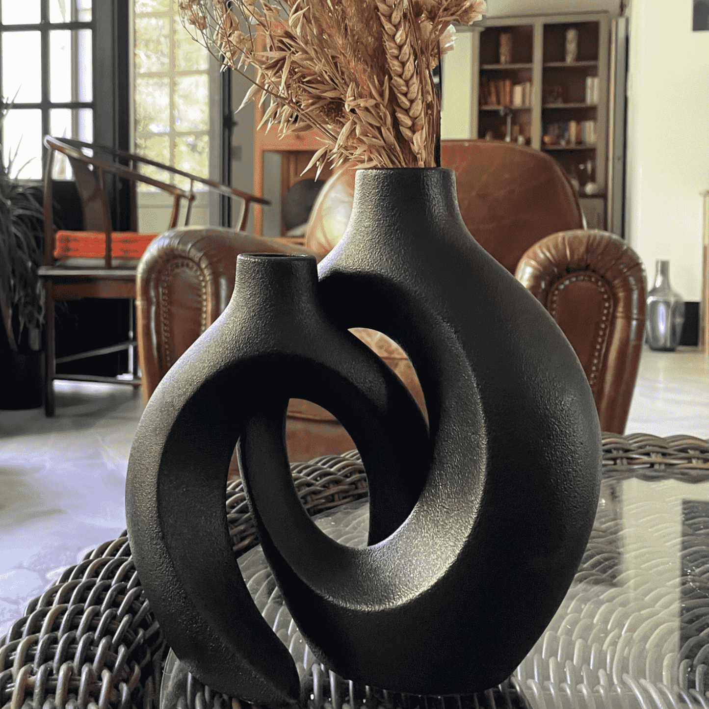 The small duo of entwined vases - black