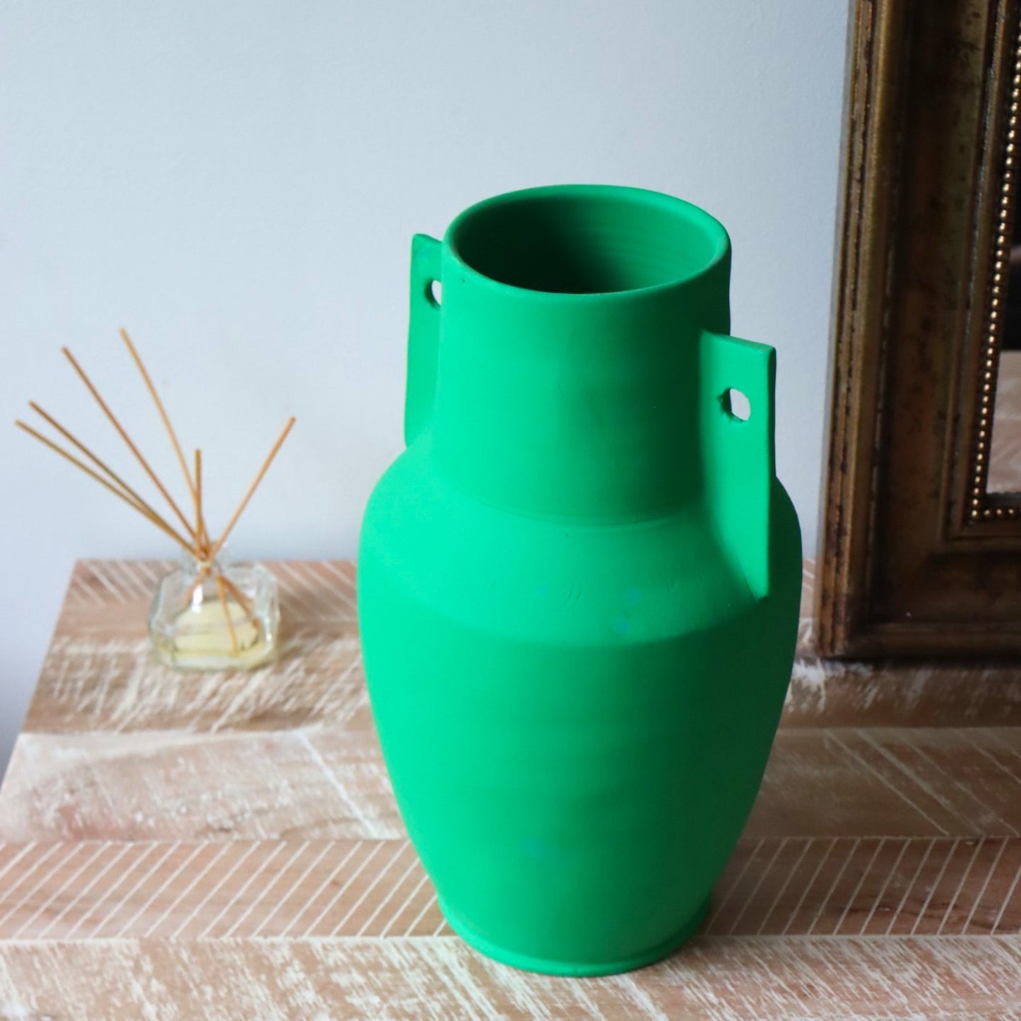 The emporion vase - matt green