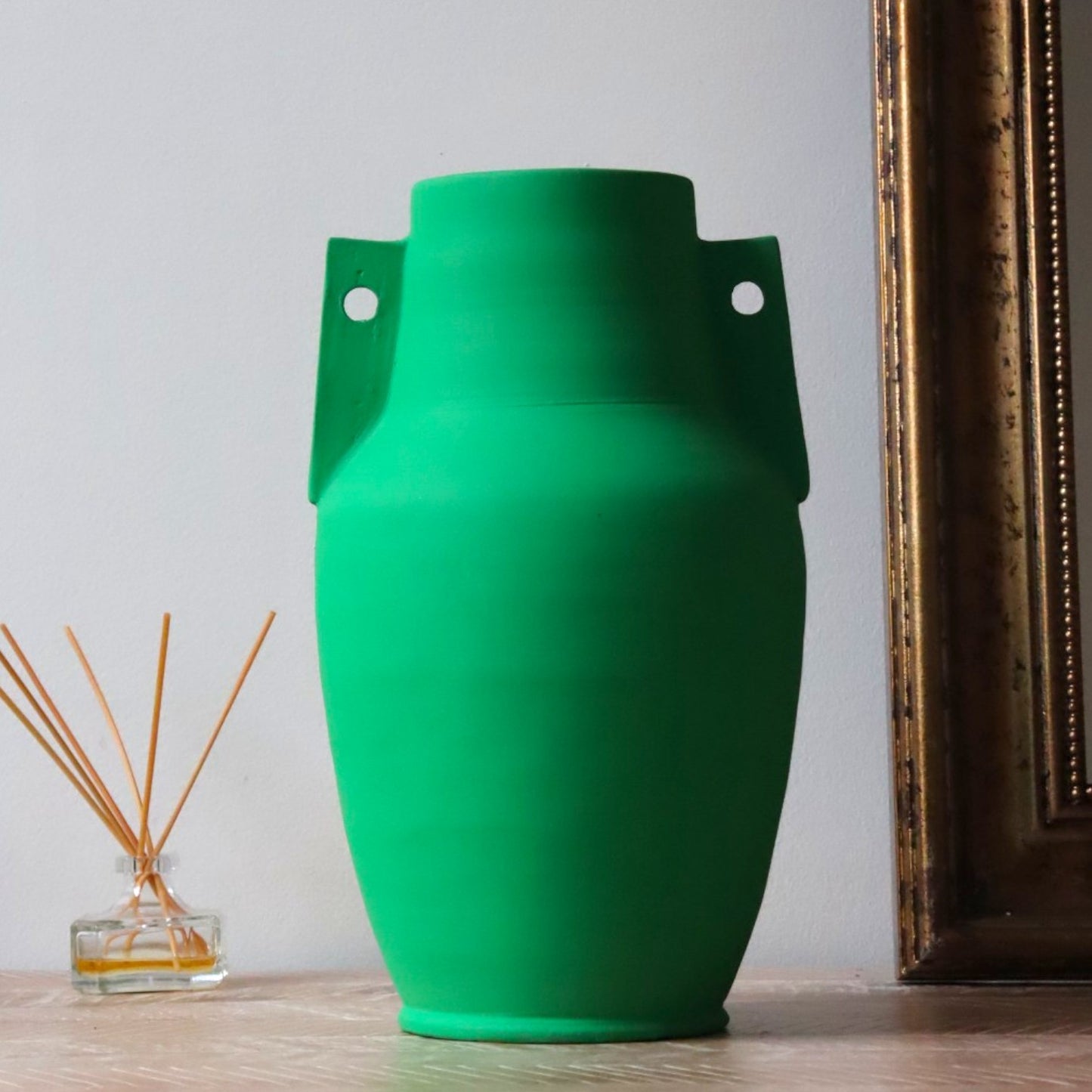 The emporion vase - matt green