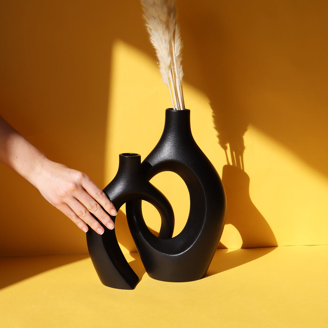 The duo of entwined vases - black