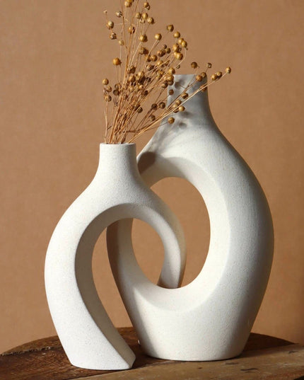 Grand Duo de Vases Enlacés en céramique présenté sur un tabouret