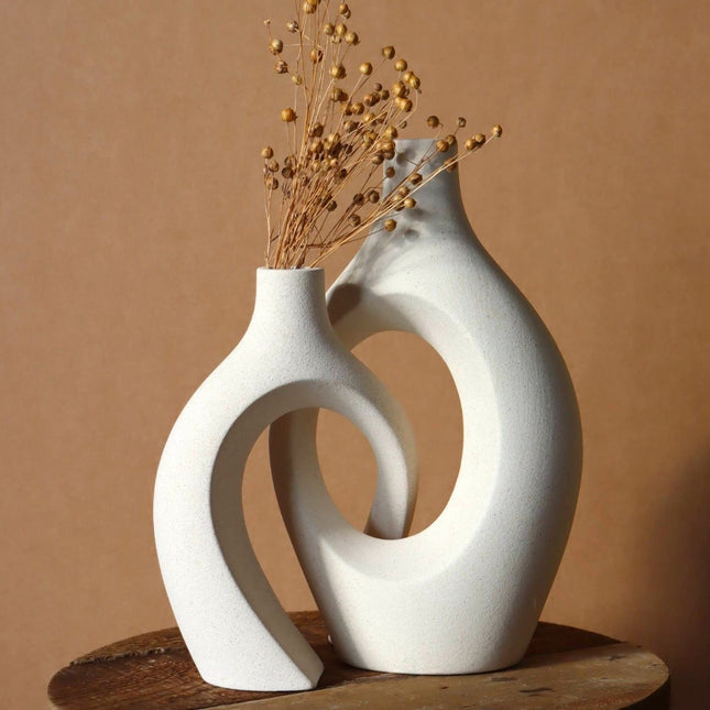 Grand Duo de Vases Enlacés en céramique présenté sur un tabouret
