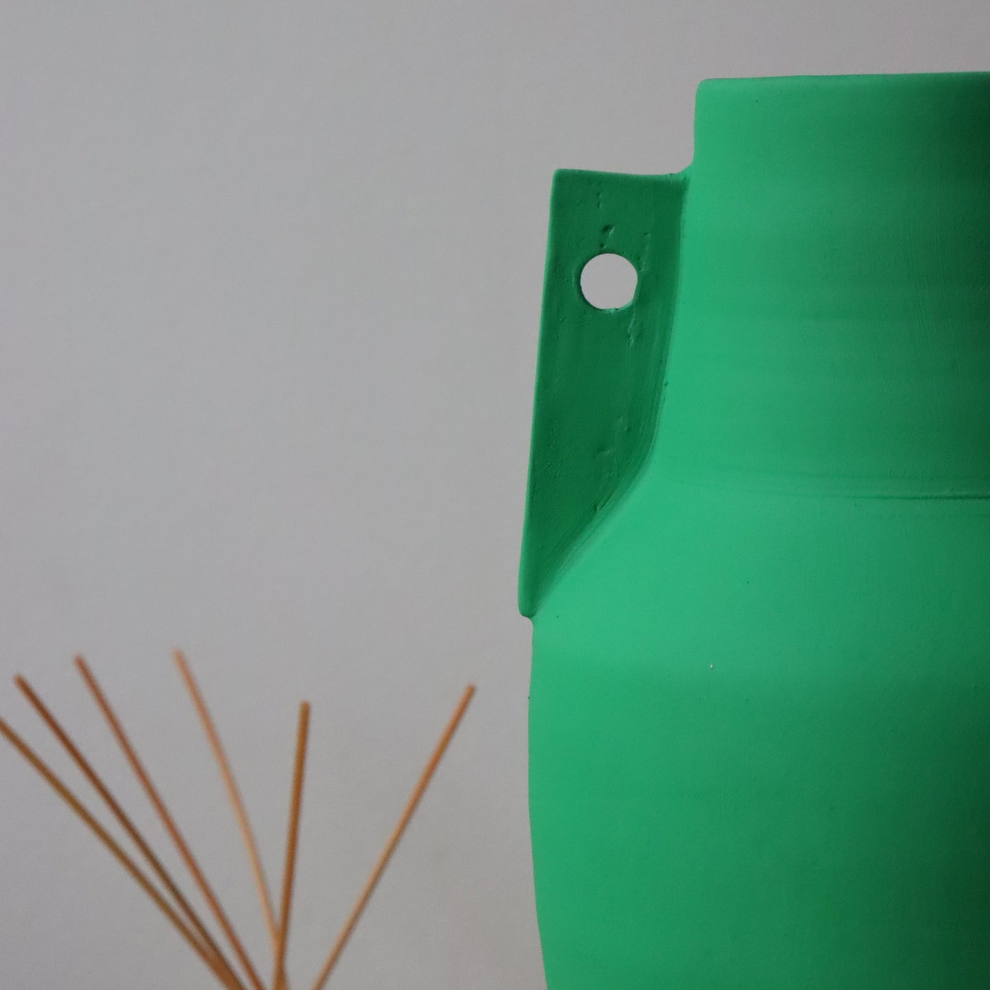 The emporion vase - matt green