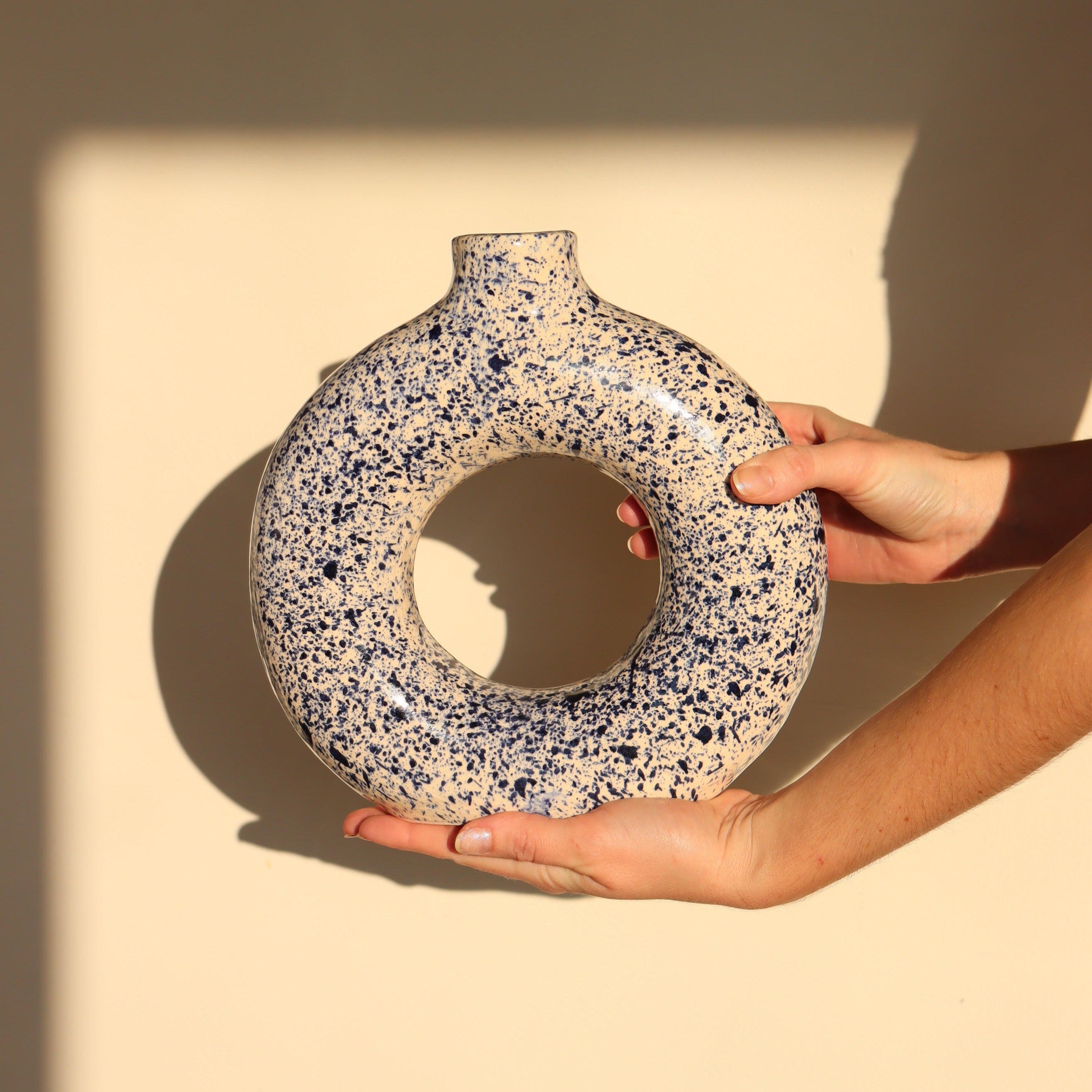 Le Vase Circulaire Moucheté - Blanc et bleu