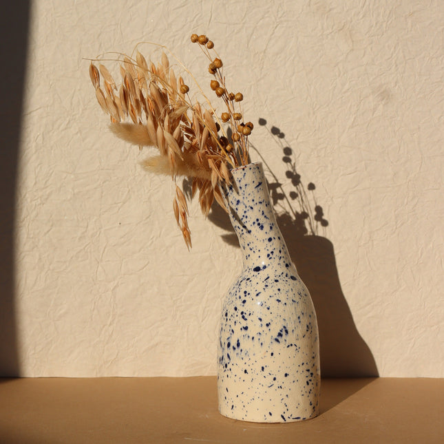 Vase Oblique Moucheté - Céramique Fait main - Blanc et bleu