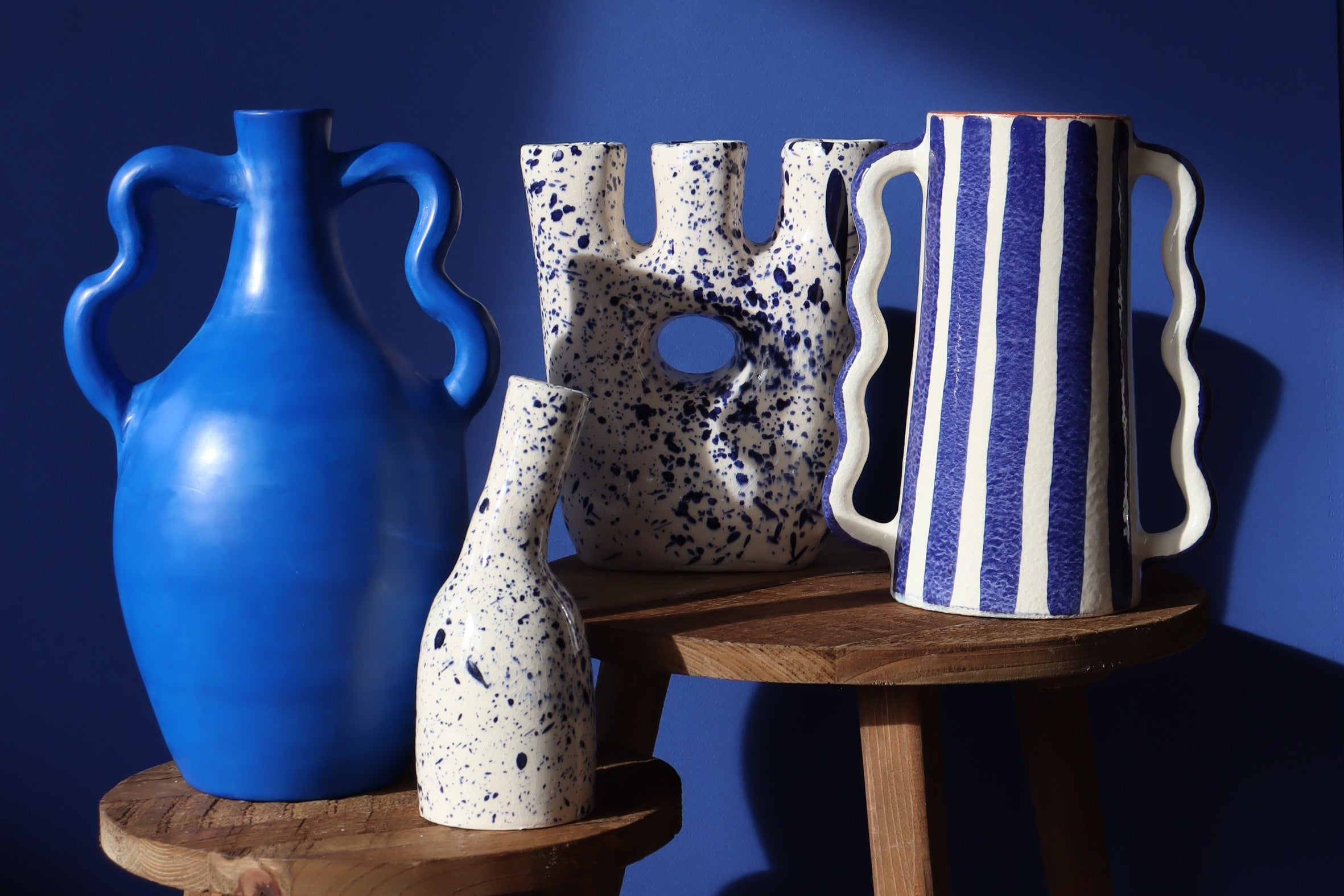 Collection de vases artisanaux fait main - bleus et mouchetés