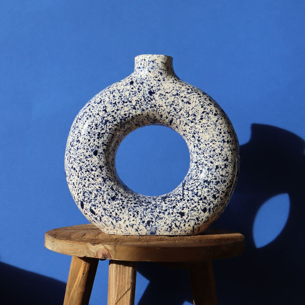 Le Vase Circulaire Moucheté - Blanc et bleu