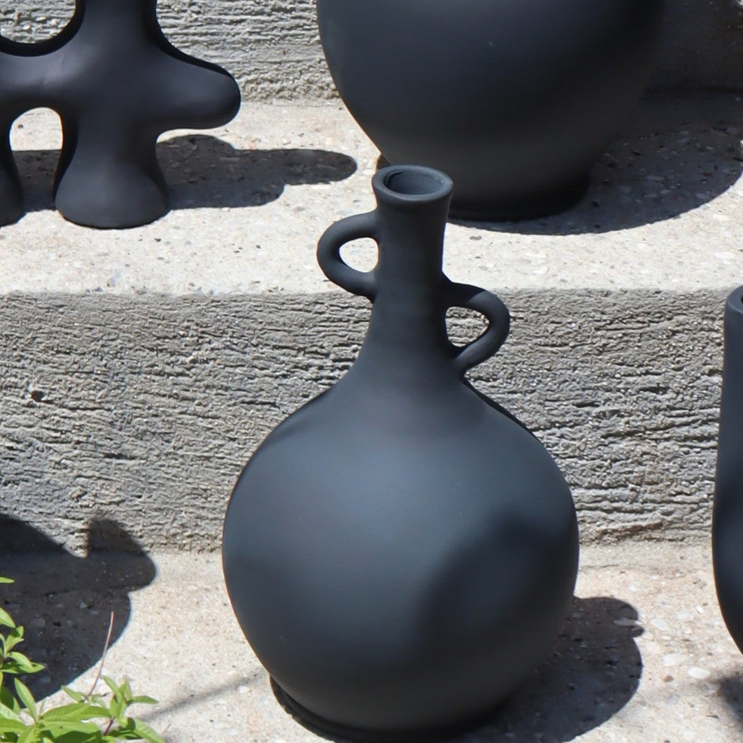 The lixus- matt black vase