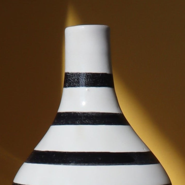 Le Vase Linea à Rayures - Noir et blanc - Fait main