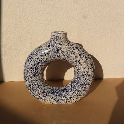 Vase Circulaire Moucheté Artisanal - Fait main - Blanc et bleu