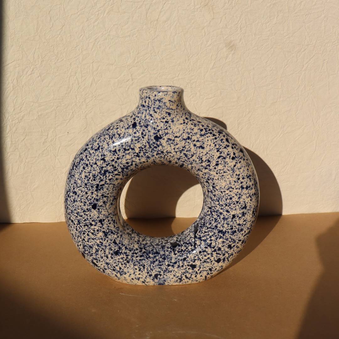 Le Vase Circulaire Moucheté - Blanc et bleu