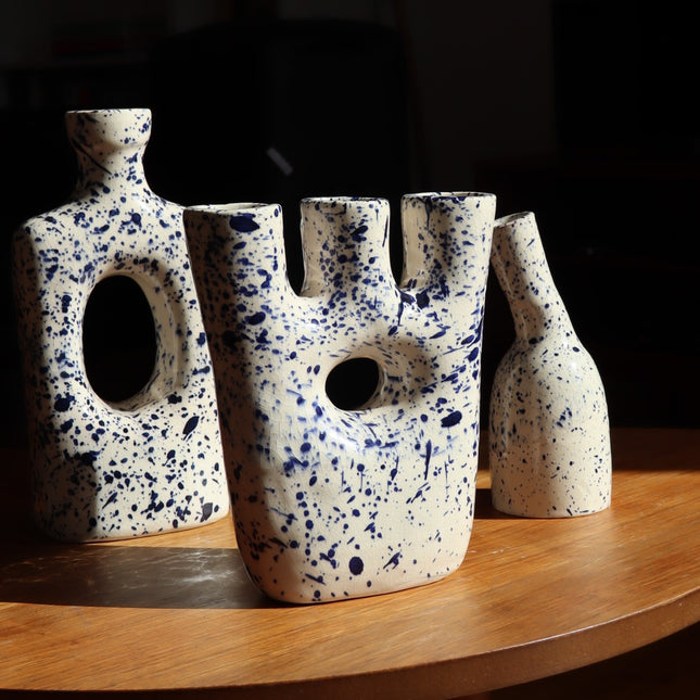Vase Céramique Moucheté Design Volubilis - Fait main - Blanc et bleu