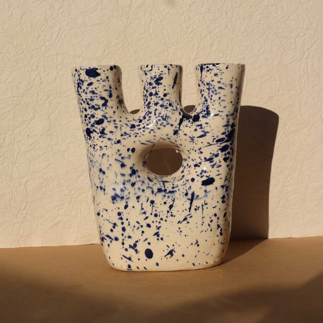 Vase Céramique Moucheté Design Volubilis - Fait main - Blanc et bleu